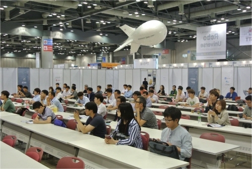 과학기술의 발달로 전 세계가 급변하고 있는 가운데, 우리의 미래를 전망할 수 있는 국제 컨퍼런스가 국내에서 열려 주목 받고 있다. ‘로보유니버스 컨퍼런스’가 그 주인공으로 4차 산업혁명을 주도하는 세계적 전문가들이 인공지능(AI), 로봇, 드론 등 4차 산업혁명을 이끄는 최첨단 기술 및 제품에 대해 논의한다.