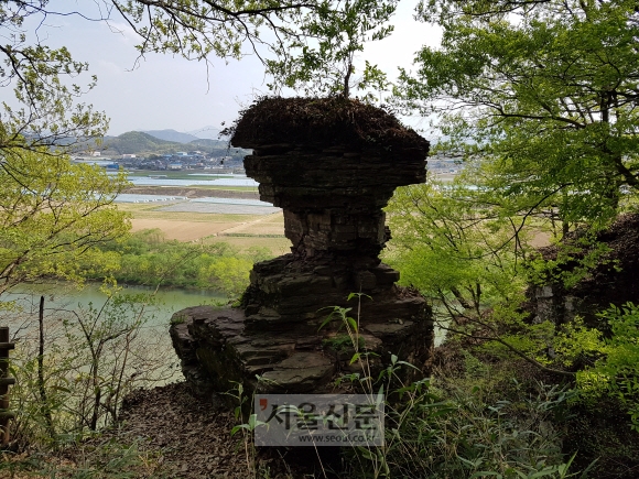 이병철 회장 생가 마을 근처 남강변 산속 절벽에 있는 탑바위.