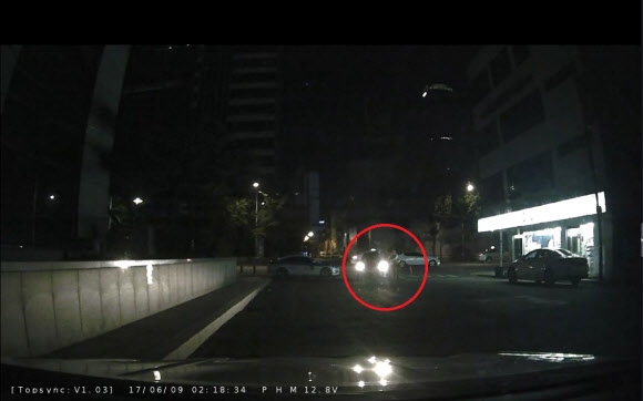 음주 운전 단속하는 경찰관 매달고 도주