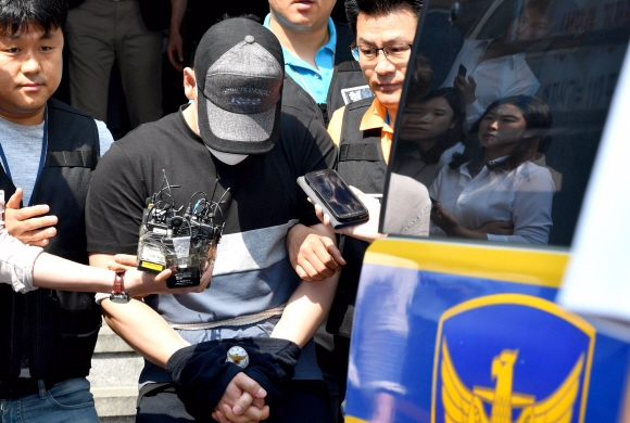 연세대 공대 김모(47)교수 연구실에 폭발물을 설치해 김교수를 다치게 한 혐의를 받고 있는 대학원생 김모씨가 15일 영장실질심사를 받기 위해 서울 서대문경찰서를 나서고 있다. 박지환 기자 popocar@seoul.co.kr