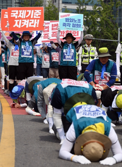 전교조 조합원들이 19일 서울 광화문 앞에서 ’법외노조 철회’ 등을 요구하며 삼보일배하고 있다.  박윤슬 기자 seul@seoul.co.kr