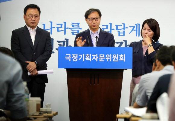 김성주 국정기획자문위원회 자문단장(가운데)과 허윤정 사회분과 전문위원이 21일 오전 서울 종로구 통의동 국정기획자문위원회에서 건보·민간의료보험 연계 관리법 연내 제정 추진 관련 브리핑을 하고 있다. 맨 왼쪽은 박광온국 정기획자문위 대변인. 연합뉴스