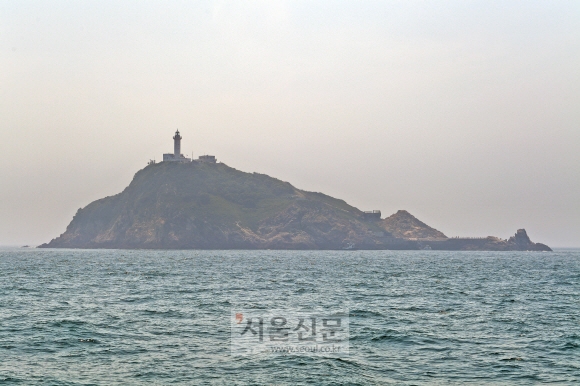 유람선에서 본 옹도 전경. 옹기를 엎어놓은 듯한 형상이라 옹도라 불린다.