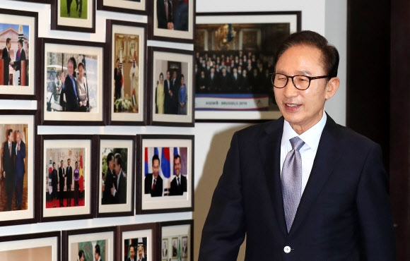 ‘대통령 시절 사진들 옆으로’