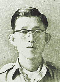 1953년 5월 7일 거제도 포로수용소 92정보 통신대에 근무할 당시 권유상.