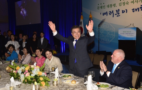 문재인 대통령과 김정숙여사가 1일 오후 (현지시간) 미국 워싱턴 캐피탈 힐튼 호텔에서 열린 동포간담회에서 손을 들어 인사 하고 있다. 워싱턴=안주영 기자 jya@seoul.co.kr