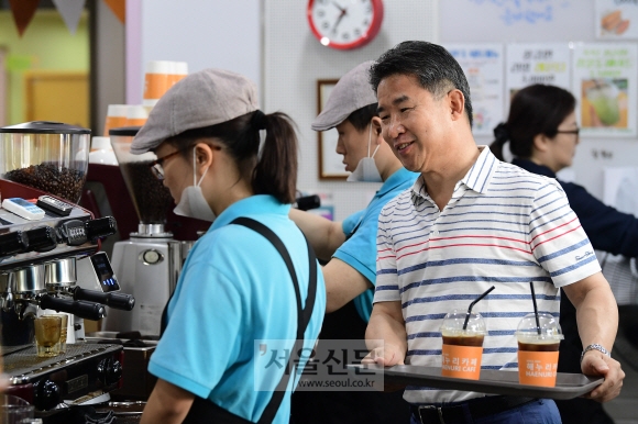 서울 성동구 종합사회복지관에 있는 커피숍에서 보람일자리 매니저가 현장활동을 지원하고 있다.