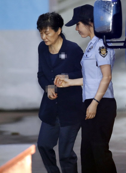 ’비선 실세’ 최순실씨와 공모해 뇌물을 받거나 요구·약속한 혐의로 구속기소 된 박근혜 전 대통령이 3일 오전 서초구 서울중앙지법에서 열린 재판에 출석하기 위해 법정으로 향하고 있다. 연합뉴스