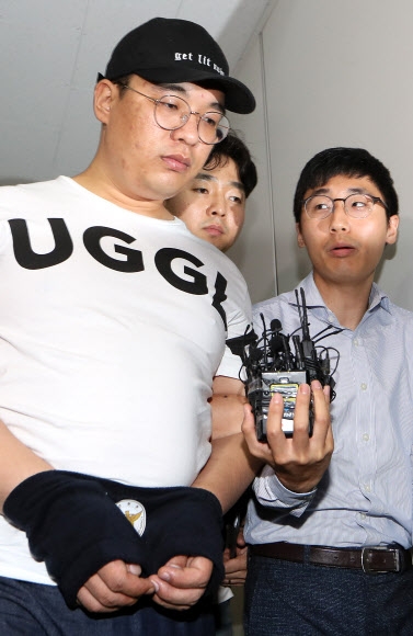 창원 골프연습장 주부 납치·살해 용의자 심천우가 도주 9일 만인 3일 검거돼 서울 중랑경찰서에서 유치장으로 이동하고 있다.  연합뉴스