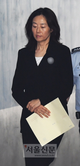 문화·예술계 지원배제 명단인 ‘블랙리스트’를 작성·관리하는데 개입한 혐의로 구속 중인 조윤선 전 문화체육관광부 장관이 3일 오후 서울 서초구 서초동 서울중앙지법에서 열린 결심 공판에 참석하기 위해서 법정으로 향하고 있다. 손형준 기자 boltagoo@seoul.co.kr