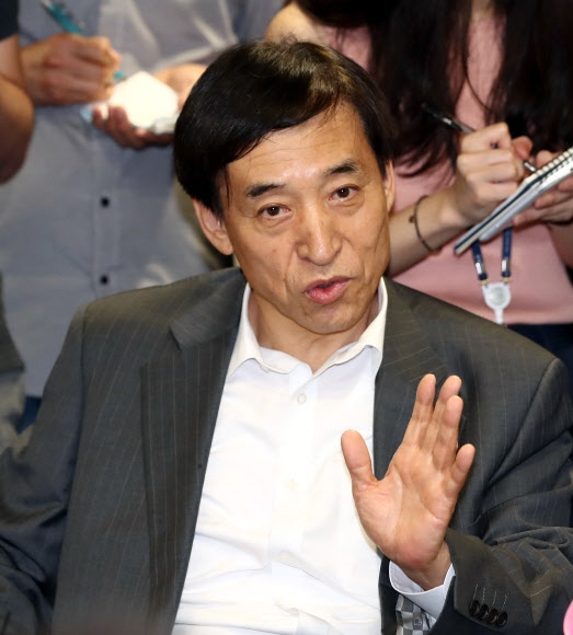 이주열 한국은행 총재가 4일 오전 서울 중구 한국은행에서 열린 경제동향간담회에서 모두발언을 하고 있다. 연합뉴스