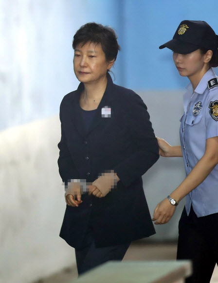 박근혜 전 대통령이 4일 오전 서울 서초구 서울중앙지방법원에서 열린 국정농단 사건 속행 공판에 출석하고 있다. 연합뉴스
