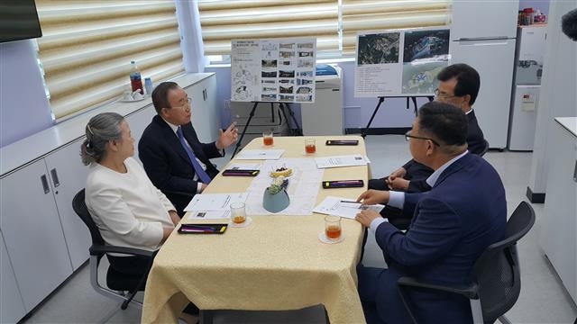 반기문(왼쪽 두 번째) 전 유엔 사무총장이 부인 유순택(첫 번째)씨와 함께 지난 8일 고향인 충북 음성군의 감곡도서관을 방문해 이시종(네 번째) 충북지사, 이필용 음성군수와 대화하고 있다. 음성군 제공