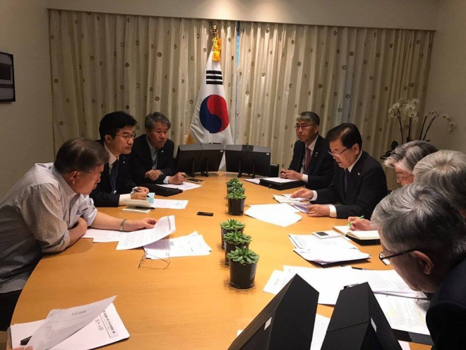 G20 회의 준비하는 文대통령과 참모들