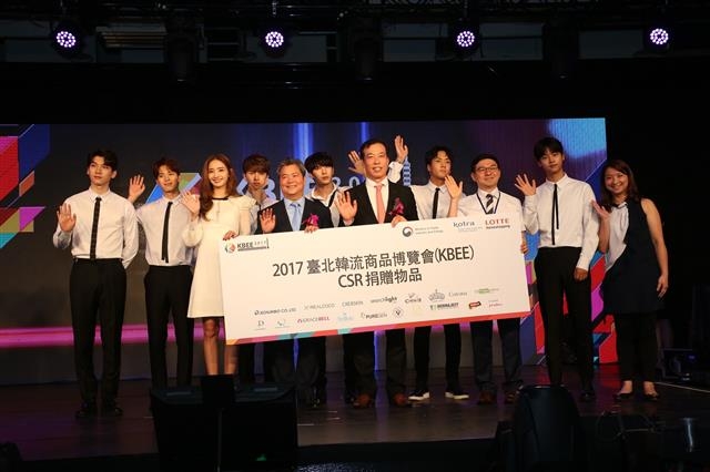 롯데홈쇼핑은 지난 6월 22일부터 24일까지 대만 타이베이에서 민간기업으로는 최초로 KOTRA와 ‘한류상품박람회’를 공동 주관했다. 앞줄 왼쪽부터 홍보대사 한채영, 김두영 KOTRA 전략마케팅본부장, 이완신 롯데홈쇼핑 대표이사, 중소기업 대표 김정훈 리얼코코 본부장, 뒷줄 왼쪽부터 홍보대사 빅스(Vixx) 멤버들, 왕이연 리상사회복지사업기금회(Garden of Hope) 국장.