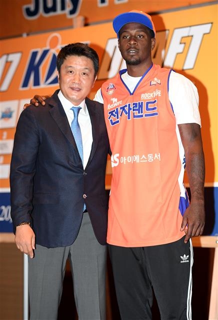 21일 열린 2017 KBL 외국인 선수 드래프트에서 전자랜드에 지명된 뒤 유도훈(왼쪽) 감독과 포즈를 취한 단신 포인트가드 조시 셀비. KBL 제공