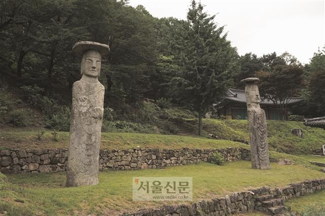 궁예미륵이라고 불리는 안성 기솔리 석불입상. 오른쪽이 남미륵, 왼쪽이 여미륵이다.