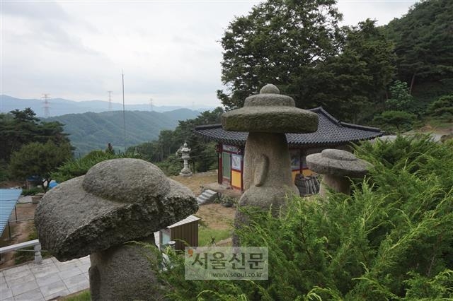 국사암 석조여래입상과 국사암에서 바라본 기솔리 일대.