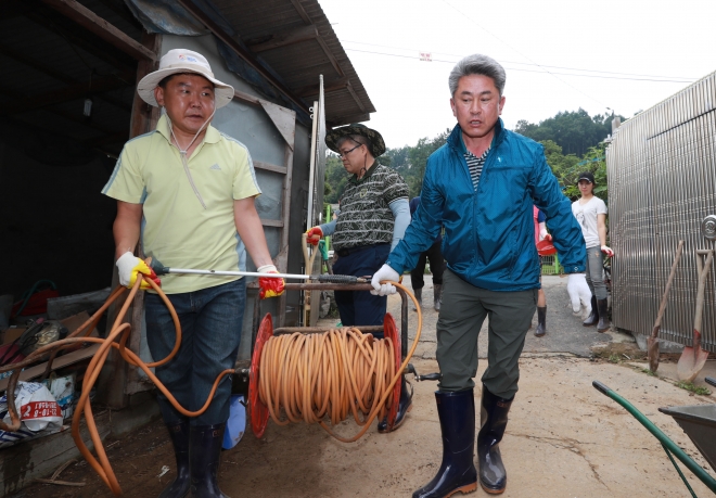 수해 복구 돕는 최병윤 충북도의원