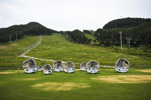 푸른 자연 속에서 록음악과 현대미술을 동시에 즐기도록 한 지산밸리록 뮤직앤아츠 페스티벌을 앞두고 경기 이천 지산리조트 현장에 설치된 윤사비 작가의 작품. CJ E&M 아트크리에이션국 제공