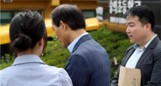 학교폭력 가해자로 지목된 대기업 총수 손자와 연예인 아들을 봐줬다는 의혹이 제기된 서울의 한 사립초등학교에 대해 교육 당국이 현장조사에 착수한 19일 오전 해당 학교 앞에서 신인수 초등교육지원과장이 취재진과 인터뷰하고 있다.  연합뉴스