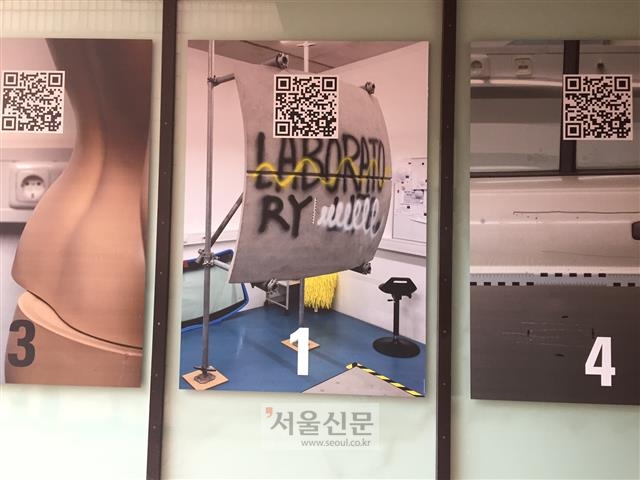 안드레아스 분테의 ‘실험실 생활’(2017). QR코드를 스마트폰으로 인식하면 영상작품을 볼 수 있다.