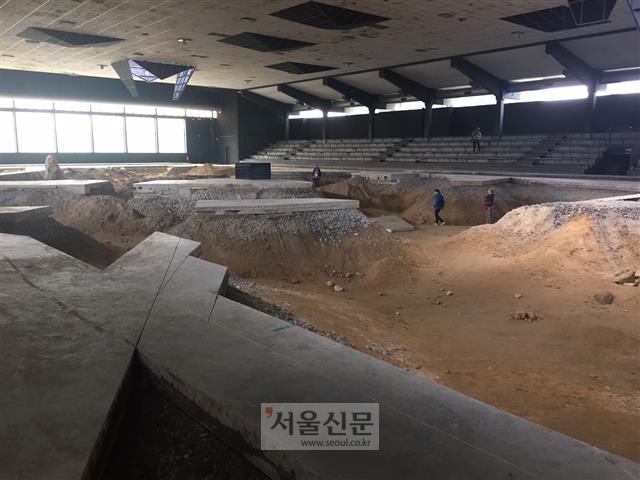 프랑스 작가 피에르 위그의 작품 ‘앞선 삶 그 이후에’(2017). 폐쇄된 아이스링크 바닥을 해체하고 원초적인 상태의 지구생태환경으로 되돌리는 생태공학적 작업으로 관심을 모았다.