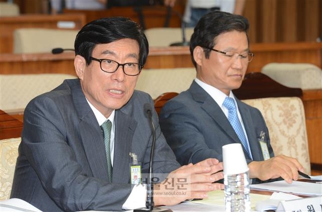 2013년 8월 국회에서 열린 ‘2012년 대선 국가정보원 댓글 사건’ 규명을 위한 국회 국정조사특별위원회 청문회에 출석해 답변하는 원세훈 전 국정원장. 오른쪽은 김용판 전 서울지방경찰청장. 서울신문 DB