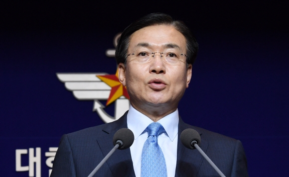 문상균 국방부 대변인이 4일 오후 서울 용산구 국방부에서 박찬주 제2작전사령관(육군대장) 부인의 공관병 ’갑질’ 의혹에 대한 중간 감사 결과를 발표하고 있다. 국방부는 군인권센터가 제기한 박 사령관 부부의 공관병에 대한 ’갑질’ 의혹이 상당 부분 사실인 것으로 판단하고 박 사령관을 형사 입건해 수사하기로 했다. 2017. 8. 4 손형준 기자 boltagoo@seoul.co.kr