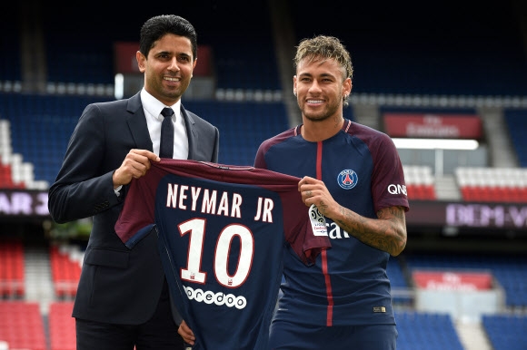 네이마르(오른쪽)와 나세르 알켈라이피 파리 생제르맹(PSG) 회장이 새 유니폼을 들어 보이고 있다.  파리 신화 연합뉴스