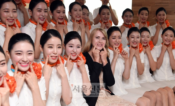 9일 서울 제주항공 서소문영업소에서 러시아 블라디보스토크 취항을 앞두고 신입승무원들을 대상으로 러시아 강사가 러시아 문화와 예절등을 교육하고 있다. 정연호 기자 tpgod@seoul.co.kr