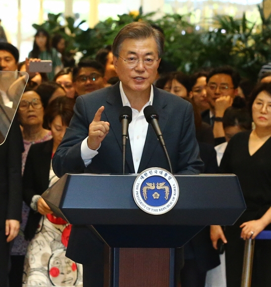 9일 오후 문재인 대통령이 서울성모병원을 방문해 건강보험 보장강화 정책을 발표하고 있다. 2017. 08. 09 안주영 기자