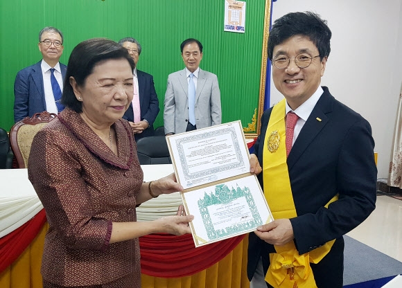 서교일(오른쪽) 순천향대 총장 연합뉴스