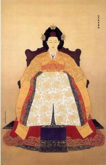 서울시는 내달 18일까지 운현궁 기획전시실에서 ‘권오창 화백의 조선시대 우리 옷 그림전’을 연다고 23일 밝혔다. 권 화백이 그린 고종과 명성황후, 흥선대원군, 영친왕 등의 영정과 운현궁과 관련한 작품이 전시된다. 사진은 명성황후의 영정. 2010.3.23