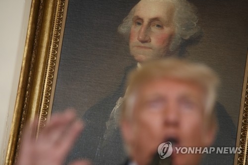 조지 워싱턴 초대 대통령 초상화 앞에서 발언하는 도널드 트럼프 미국 대통령[AP=연합뉴스]