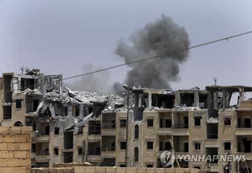 지난 7월 시리아 락까 내 IS 점령지 폭격. [AP=연합뉴스]