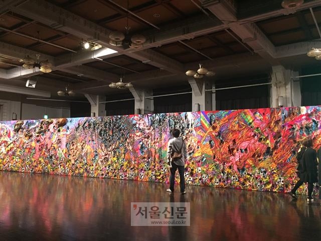 ‘동아시아문화도시 2017 교토’의 메인이벤트로 유네스코 세계문화유산에 등재된 교토의 니조성에서 ‘아시아 회랑 현대미술전’에 출품된 작품들. 교토아트센터에 설치된 작가 현경의 20m 대작 ‘우리는 못났었다’.
