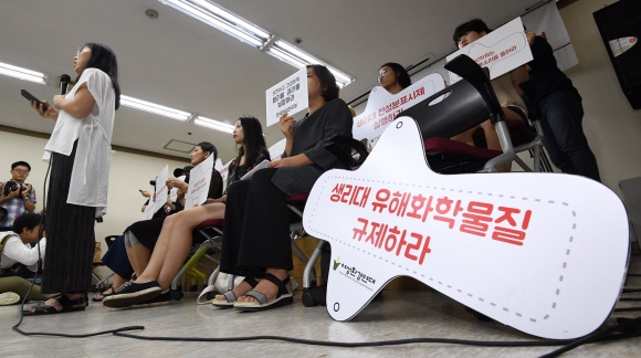 여성환경연대가 24일 서울 중구 환경재단 레이첼카슨홀에서 열린 기자회견에서 “생리대의 모든 유해 화학물질을 전반적으로 조사하고 여성 건강을 보장할 대책을 마련하라”고 요구하고 있다. 여성환경연대는 이날 깨끗한나라의 생리대 ‘릴리안’을 사용한 여성 10명 중 6명은 생리주기가 바뀌었다는 사례 분석 결과를 발표했다. 손형준 기자 boltagoo@seoul.co.kr