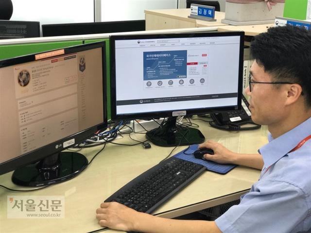 국가인재DB 관리 베테랑인 강동필 주무관이 국가인재 DB를 갱신하고 있다.