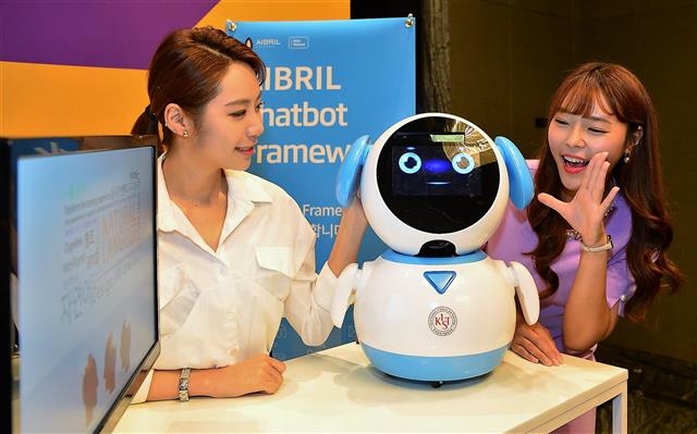 SK(주) C&C가 6일 서울 동대문구 JW메리어트 호텔에서 연 ‘에이브릴 오프닝 데이’ 행사에서 IBM AI인 왓슨 기반 한국어 플랫폼 ‘에이브릴’이 장착된 챗봇이 시연을 하고 있다. SK(주) C&C 제공