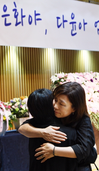24일 서울 중구 서울시청 다목적홀에서 열리고 있는 세월호 희생자 고(故) 조은화(단원고 1반)·허다윤(2반)양의 이별식을 찾은 한 시민이 유가족을 안고 위로하고 있다. 손형준 기자 boltagoo@seoul.co.kr