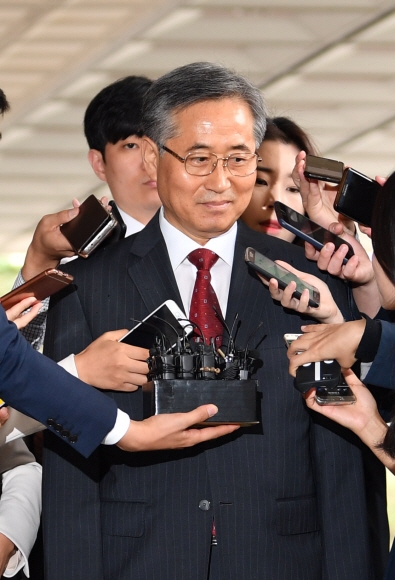 27일 서울 서초구 서울중앙지검으로 소환된 추명호 전 국정원장이 기자들의 질문을 받지 않은 채 청사로 들어서고 있다. 박지환 기자 popocar@seoul.co.kr