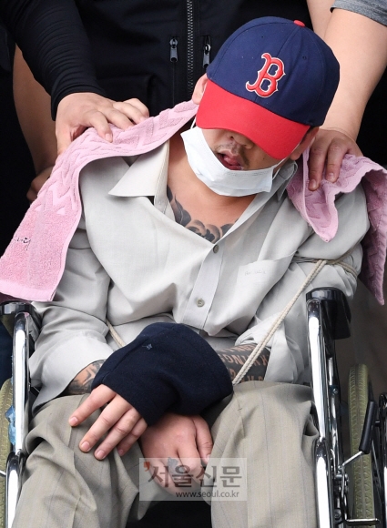 중학생인 딸의 친구를 살해하고 야산에 유기한 혐의를 받는 이모 씨가 8일 오후 영장실질심사를 받기 위해 서울 중랑경찰서를 나와 북부지법으로 향하고 있다. 2017.10.8 이호정 전문기자 hojeong@seoul.co.kr