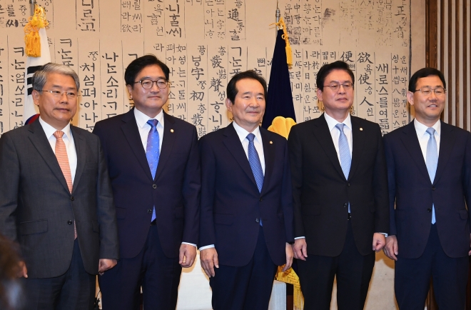 정세균(가운데) 국회의장과 여야 4당 원내대표가 지난 10일 오전 여의도 국회에서 정례회동에 앞서 사진을 찍고 있다. 2017.10.10 강성남 선임기자 snk@seoul.co.kr