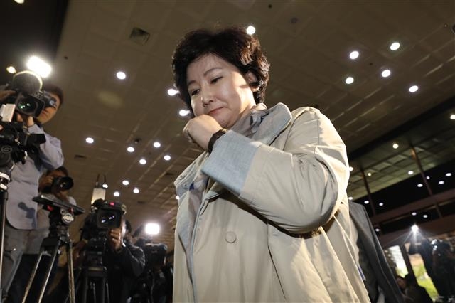 가수 고 김광석의 전처 서해순씨가 지난달 12일 서울경찰청에 조사를 받기 위해 출석하고 있다. 서씨는 고 김광석의 형으로부터 딸 서연양 죽음에 대한 의혹으로 고발됐다. 2017.10.12 뉴스1