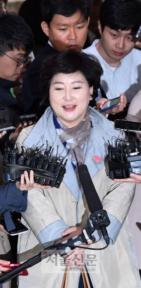 가수 고(故) 김광석 씨 부인 서해순 씨가 12일 오후 서울 종로구 내자동 서울지방경찰청에 피고발인 신분으로 출두하고 있다. 김광석 씨 친형 김광복 씨는 ’서씨가 딸 서연 양이 급성 폐렴으로 위독할 때 119 신고를 늦게 해 사망하게 만들었고, 딸 사망을 숨긴 채 저작권소송을 종료시켰다’며 지난달 서 씨를 유기치사·사기 혐의로 검찰에 고발했다. 손형준 기자 boltagoo@seoul.co.kr