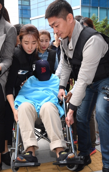 휠체어 타고 나타난 ‘어금니 딸’