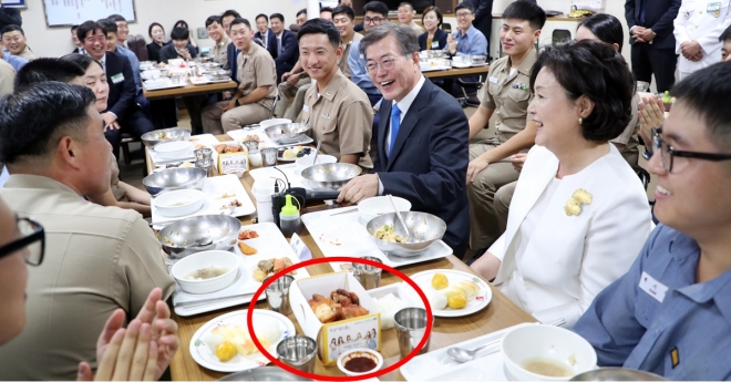문재인 대통령과 부인 김정숙 여사가 9월 28일 오후 경기도 평택 해군 2함대 사령부에서 열린 건군 69주년 국군의 날 기념식을 마치고 문무대왕함에 마련된 식당에서 장병들과 점심식사를 하고 있다. 서울신문 DB