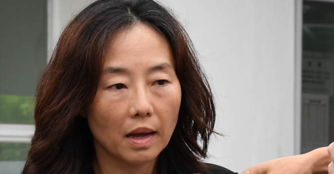 ‘블랙리스트’ 작성·관리에 관여한 혐의에 대해 법원으로부터 집행유예를 선고받은 조윤선 전 문화체육관광부 장관이 27일 석방돼 경기도 의왕시 서울구치소에서 나오고 있다. 2017.7.27.  박윤슬 기자 seul@seoul.co.kr