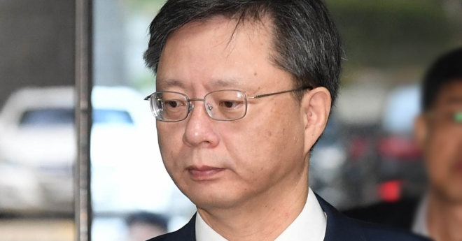 우병우 전 청와대 민정수석이 13일 서울 서초구 서울중앙지방법원에서 열린 ’직권남용 권리행사 방해’ 등 16회 공판에 출석하고 있다.  2017.10.13.  박윤슬 기자 seul@seoul.co.kr